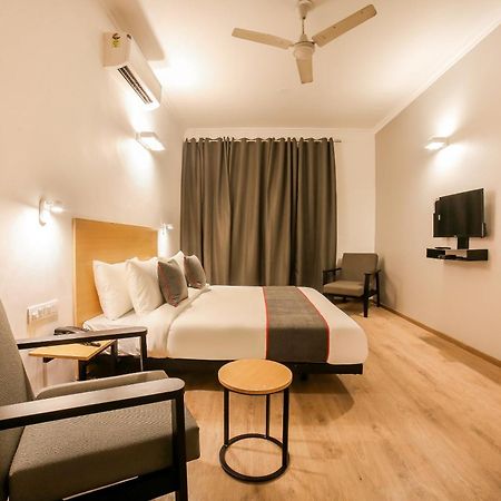 King Delhi Airport Hotel New Delhi Bagian luar foto
